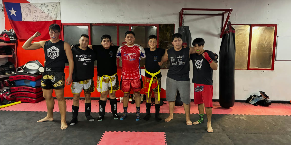 Equipo Ozaru posando con cinturones en el dojo