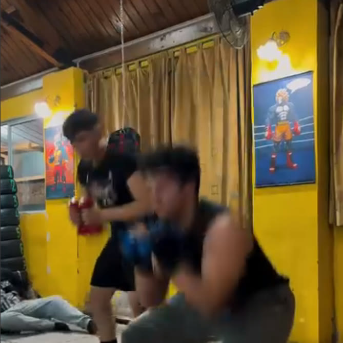 Alumnos entrenando kickboxing